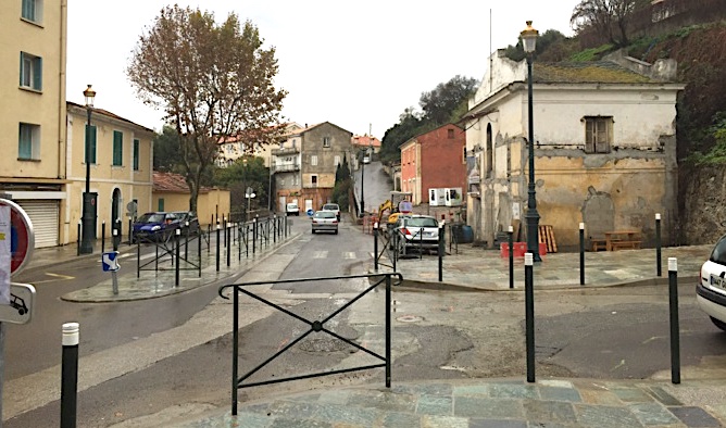 Les travaux entrepris voila plusieurs mois par la Mairie, EDF et Acqua Publica etant terminés, place à l'enrobé de la chaussée à partir du lundi 26 novembre à Saint Joseph.