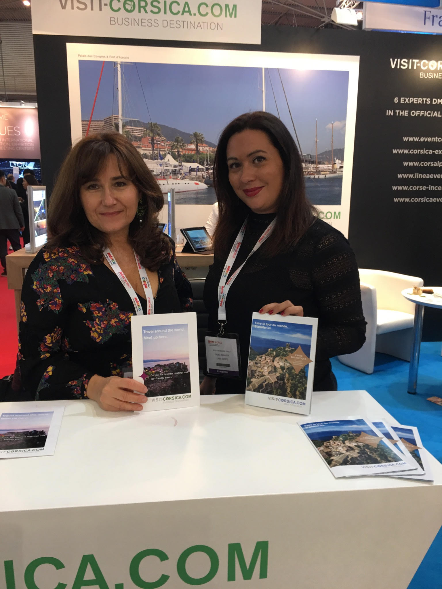 Marie-Ange Celli-Battistelli (à gauche)au stand Visit-Corsica.com.