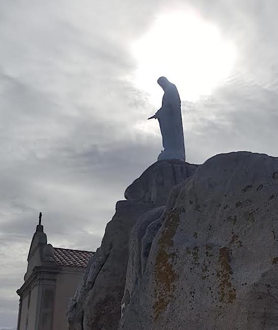 La photo du jour : Le Soleil perce les nuages au-dessus de Notre-Dame de la Serra