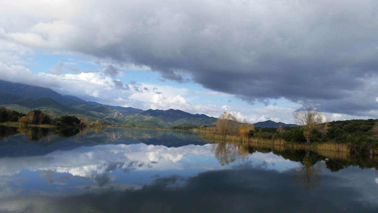 La photo du jour : Reflets sur le lac de Padula