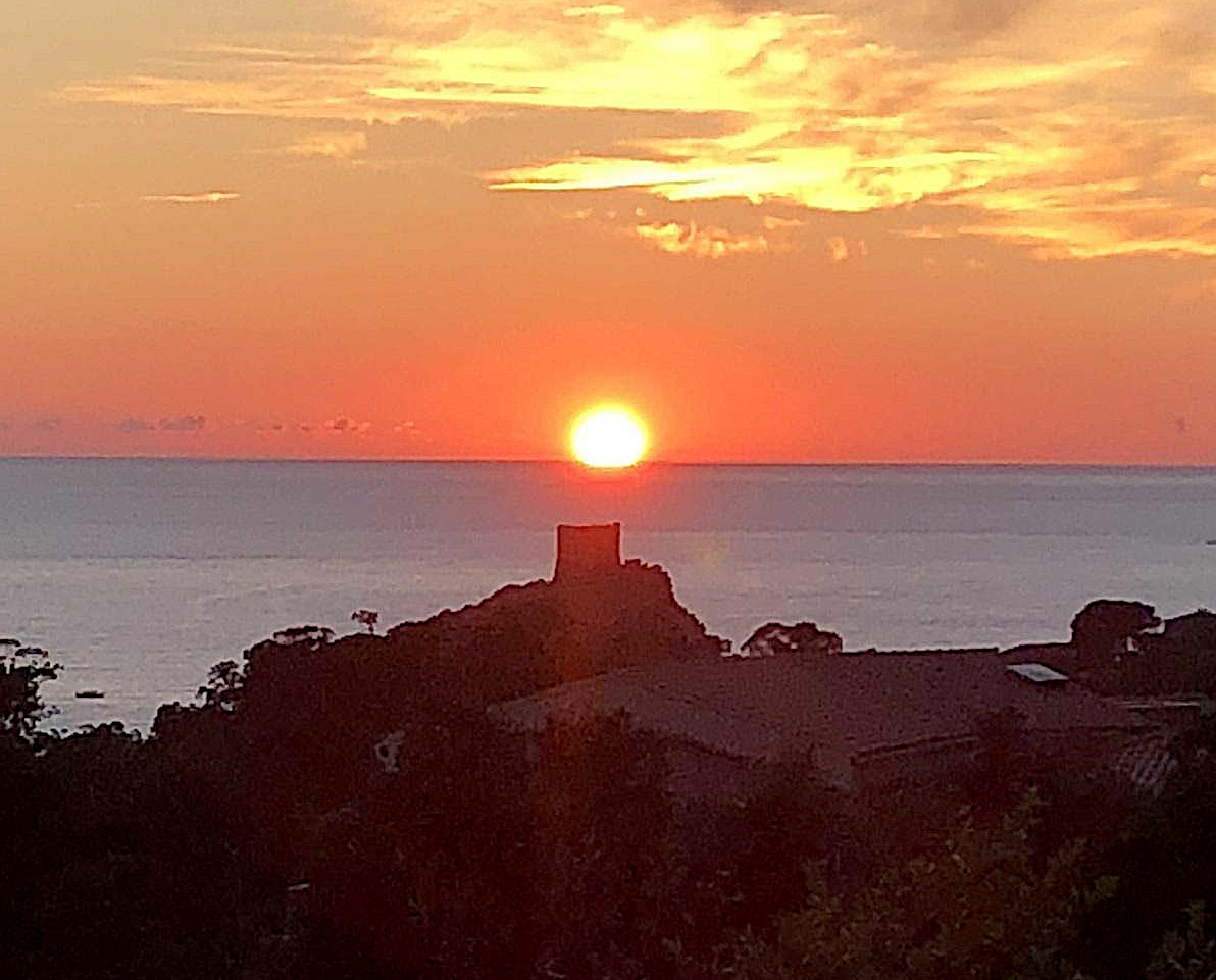 La photo du jour : Le Soleil au-dessus de la  tour de Portu