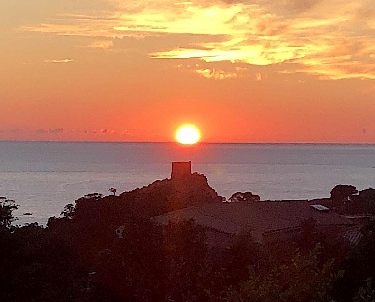 La photo du jour : Le Soleil au-dessus de la  tour de Portu