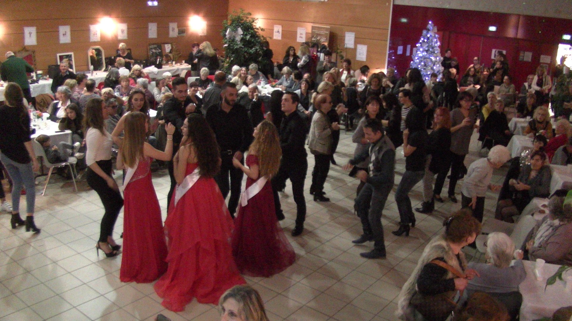 jeunes, moins jeunes et anciens se sont tous retrouvés sur la piste de danse...