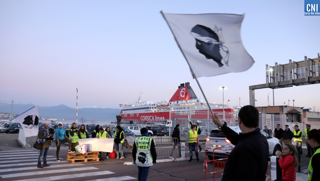 Blocage de la sortie du port d'Ajaccio/ Photo Michel Luccioni