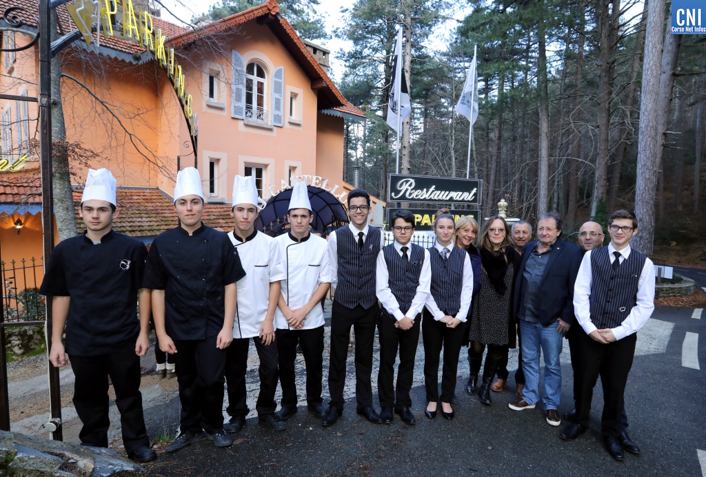 Les élèves du Lycée hôtelier Fred Scamaroni, le maître des lieux Philippe Bourgeois et Carine Franchi du syndicat AOP farine de châtaigne Corse, farina castagnina corsa / Photo Michel Luccioni