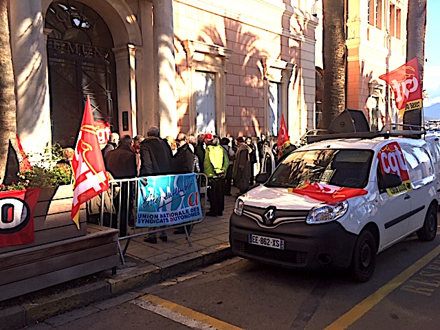 Les retraités devant la mairie  d'Ajaccio : Pensions, vie chère, transports… Et alors !
