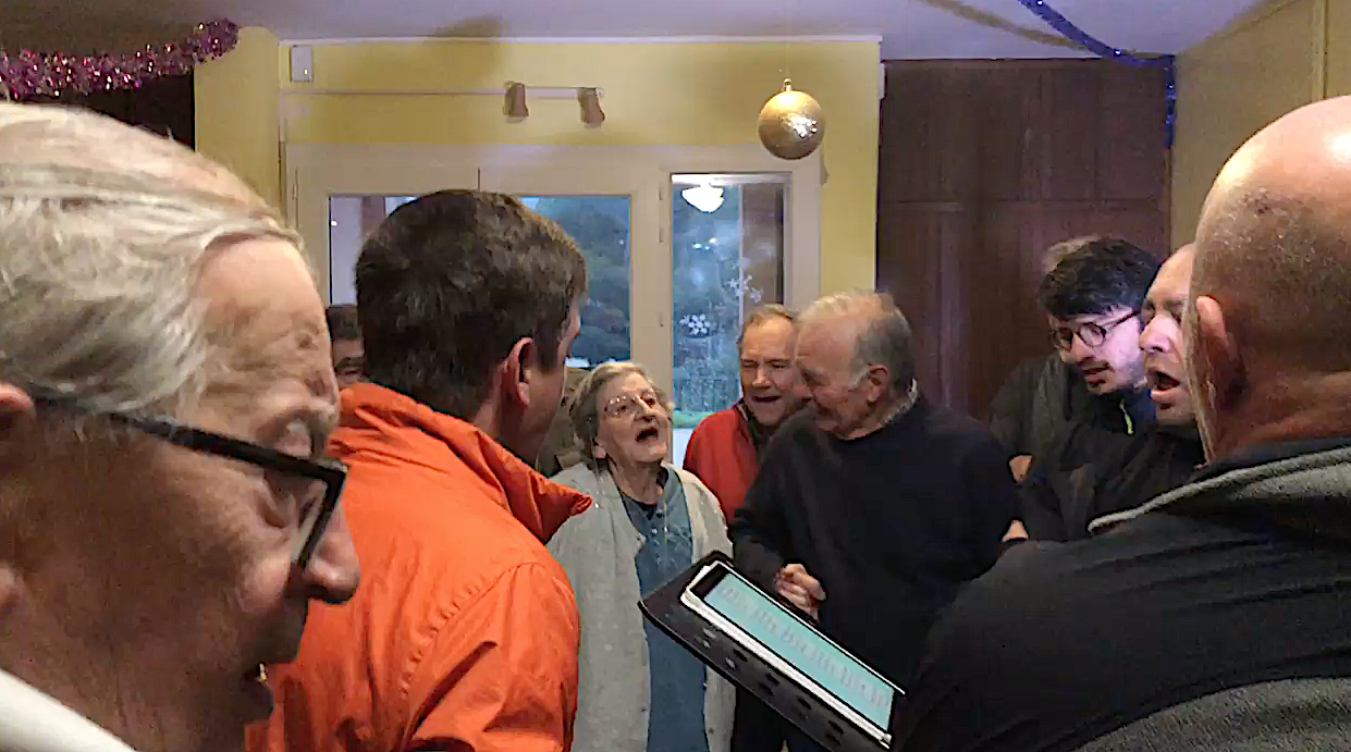 Lisula : I cunfratelli cantanu cù i residenti di l'Age d'Or