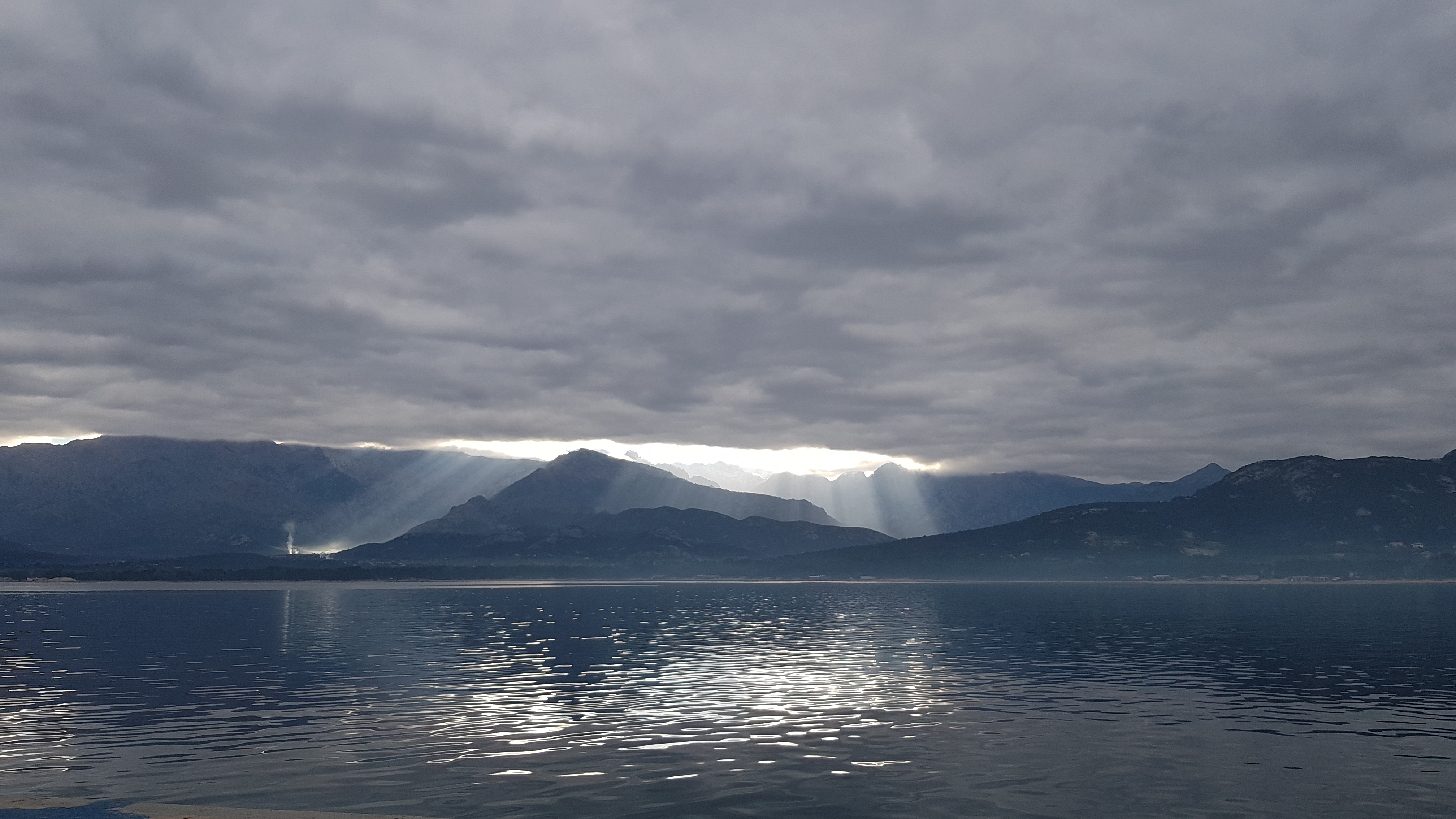 La photo du jour : Chape nuageuse au-dessus de la baie de Calvi