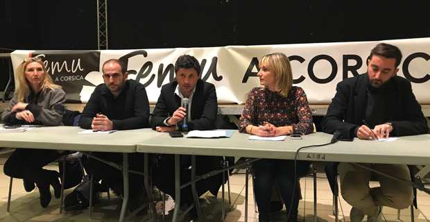 Autour de Jean-Félix Acquaviva, secrétaire national du parti Femu a Corsica, des membres du bureau exécutif : Ghjulia Santolini, Francescu Martinetti, Antonia Luciani, et Marc-Antoine Campana.