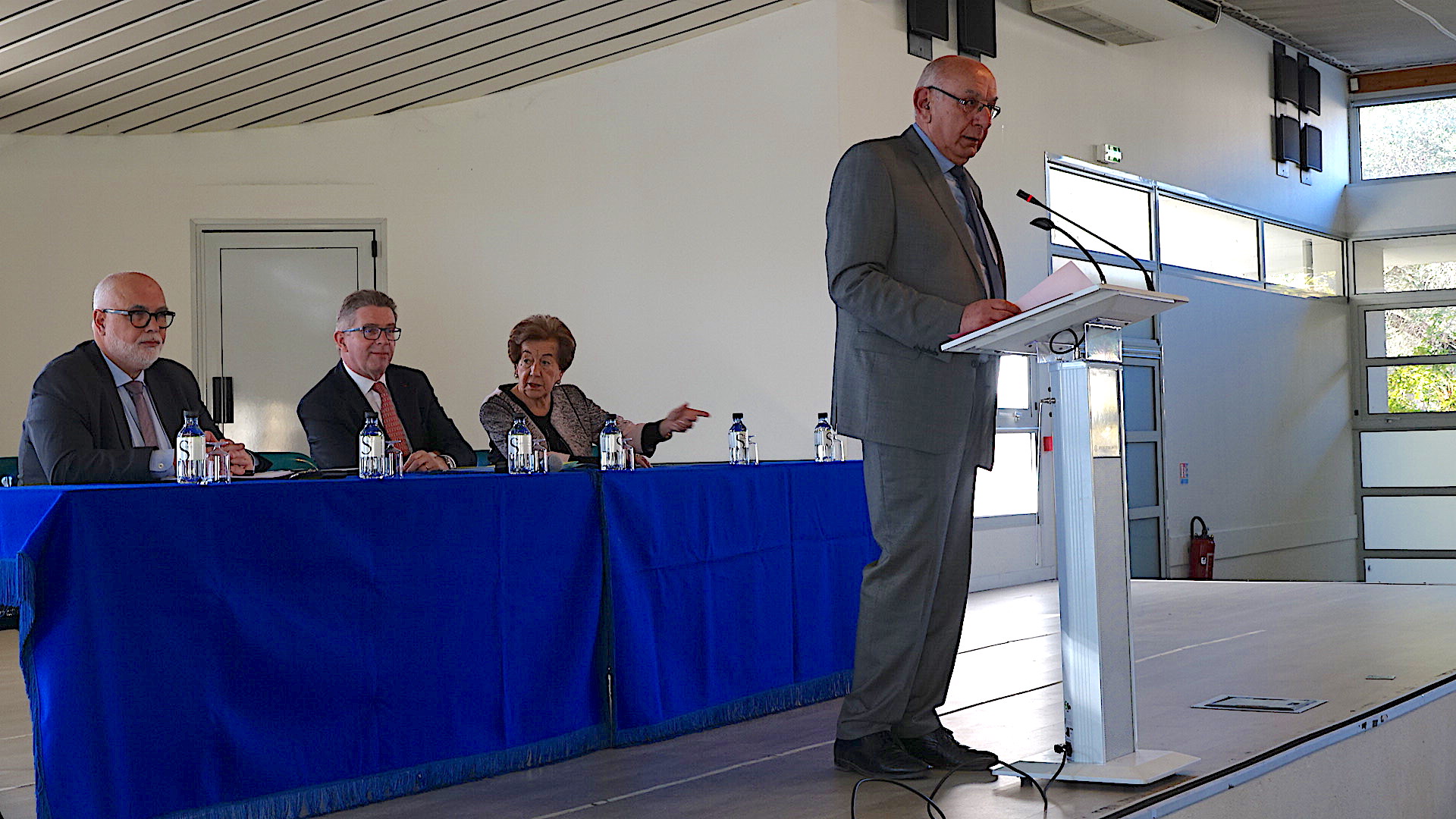 Pierre-Marie Mancini, lors de son intervention. Au second plan Jacques Delmas, Gérard Gavory et Anne-Marie Natali, maire de Borgo.