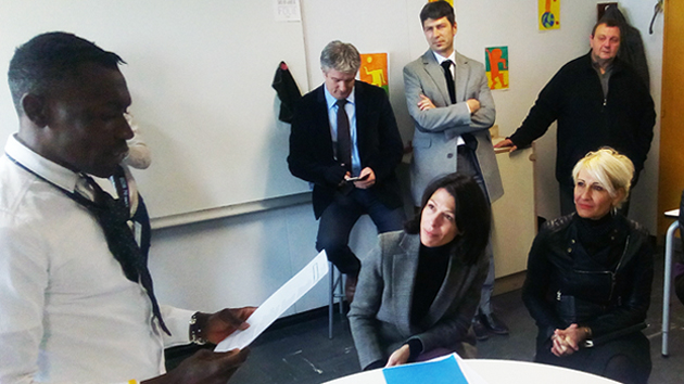 Le jeune Aahron lisant le Slam MAGIC