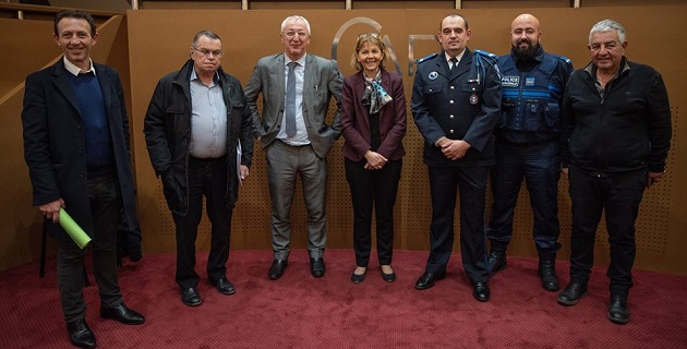 Les différentes parties présentes lors de la signature de la convention