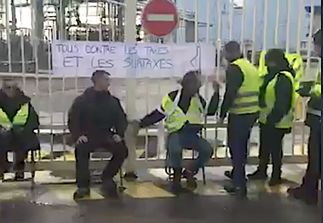 Bastia : Les Gilets jaunes s'installent devant le dépôt pétrolier de La Marana