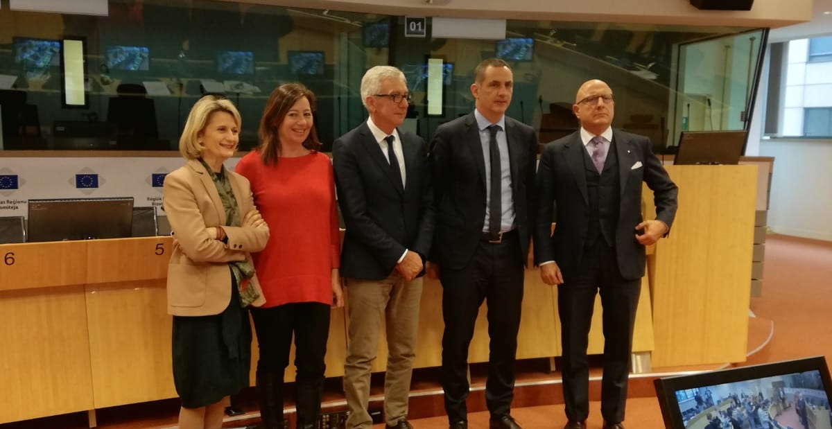 Le président du Conseil exécutif de Corse, également président de la Commission des Iles de la CRPM, Gilles Simeoni, entouré de la conseillère exécutive en charge des questions européennes, Nanette Maupertuis, Francina Armengol, présidente des îles Baléares et Francesco Pigliaru, président de la région autonome de Sardaigne.