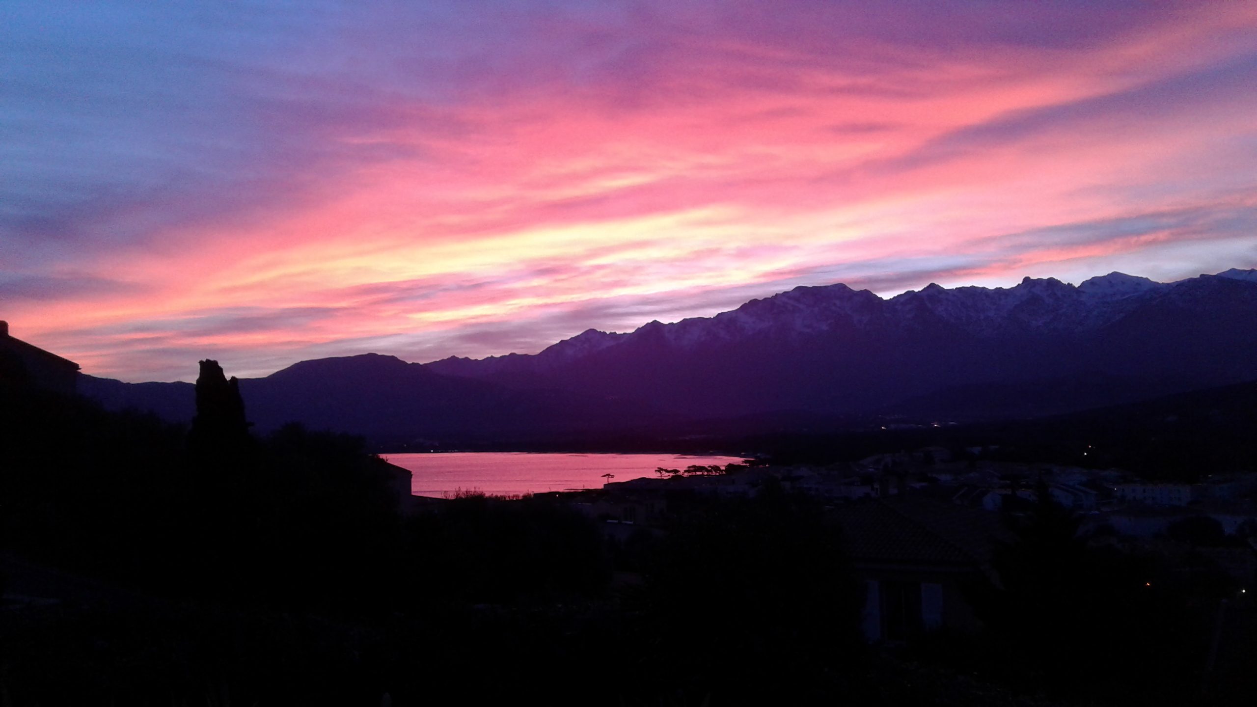 La photo du jour : Lever de Soleil en couleurs sur Calvi