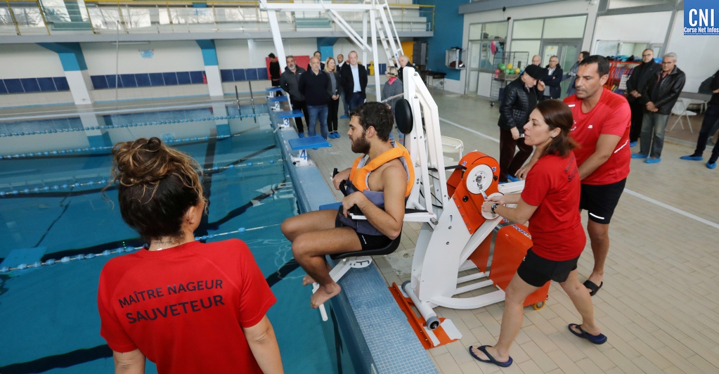 Christophe Blatrier inaugure le fauteuil - Photo : Michel Luccioni