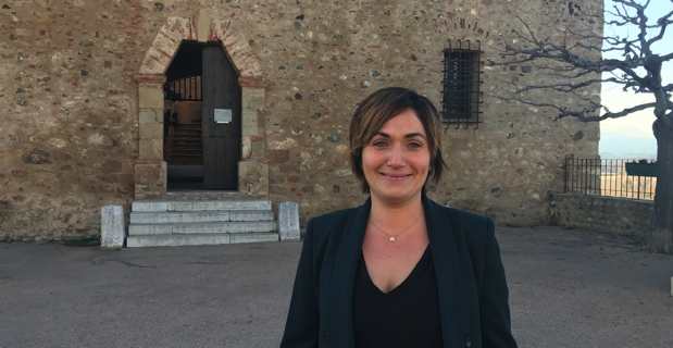 Josepha Giacometti, Conseillère exécutive en charge de la culture, du patrimoine, de l’éducation et de la recherche, devant le musée d'Aleria.