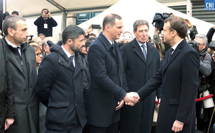 Rencontre entre le président de l'Exécutif corse, Gilles Simeoni, et le président de la République, Emmanuel Macron, en février 2018 à Ajaccio lors de l'hommage rendu au préfet Erignac. Photo M. Luccioni