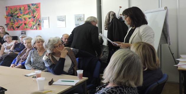 Mme Maria Freitas, Directrice de Sud Corse Domicile présentant les ateliers
