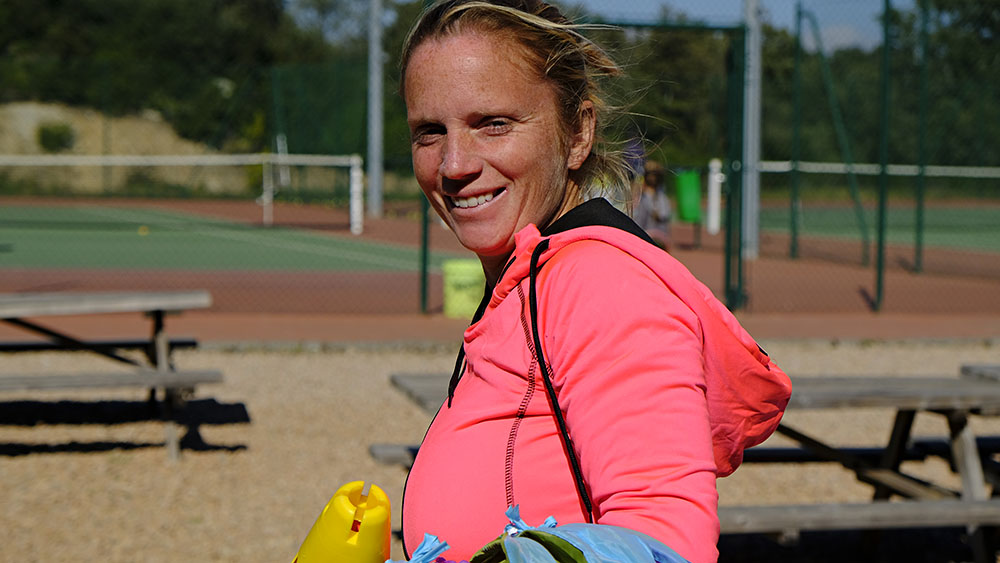 Au Raquette club de Porto-Vecchio, Emilie Bacquet transmet son amour pour le tennis aux plus petits