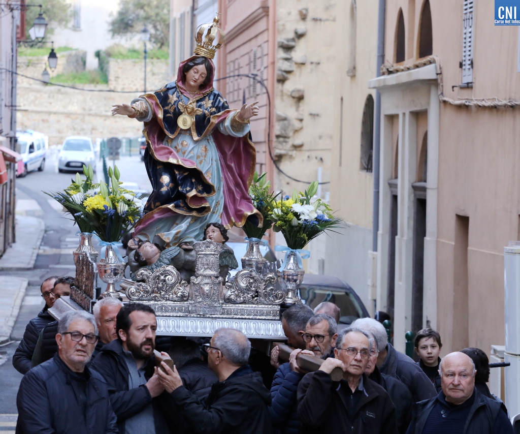 A Madunuccia quittant l'égliseSaint-Erasme (Photos Michel Luccioni)