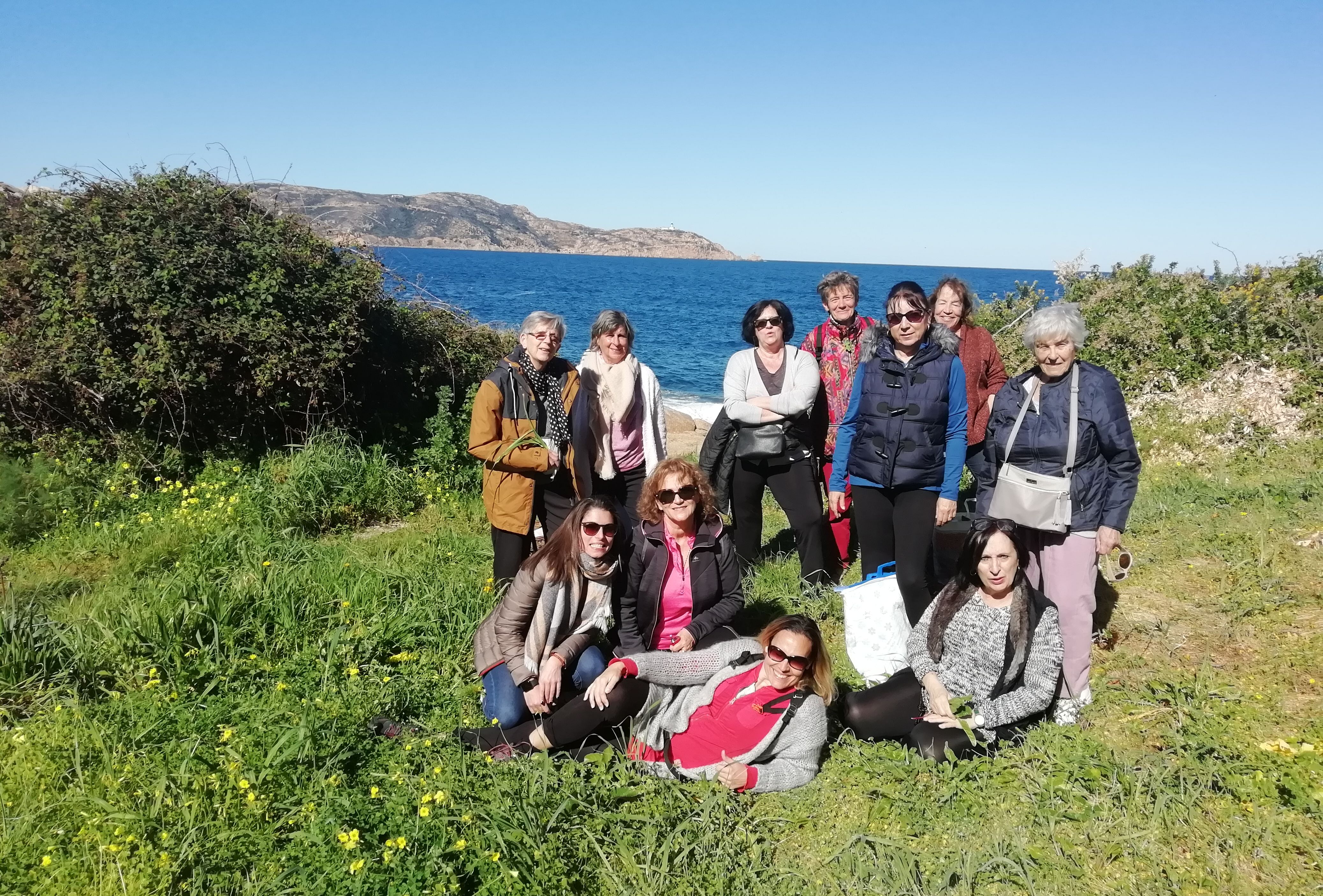 La Marie Do Balagne à la recherche de plantes sauvages à Pointe Saint-François 