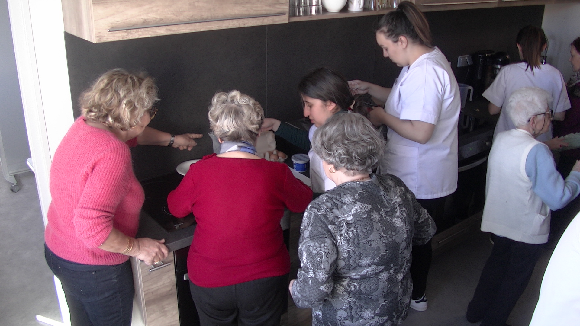 Jeunes et anciens autour d'un même fourneau à A Casa di L'Anziani à Bastia