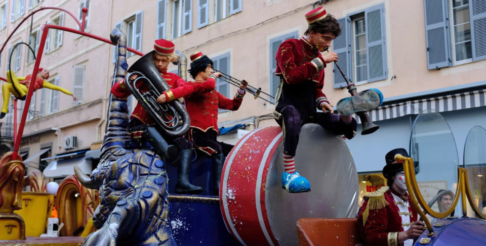 Un carnaval festif et coloré envahit les rues de Bastia