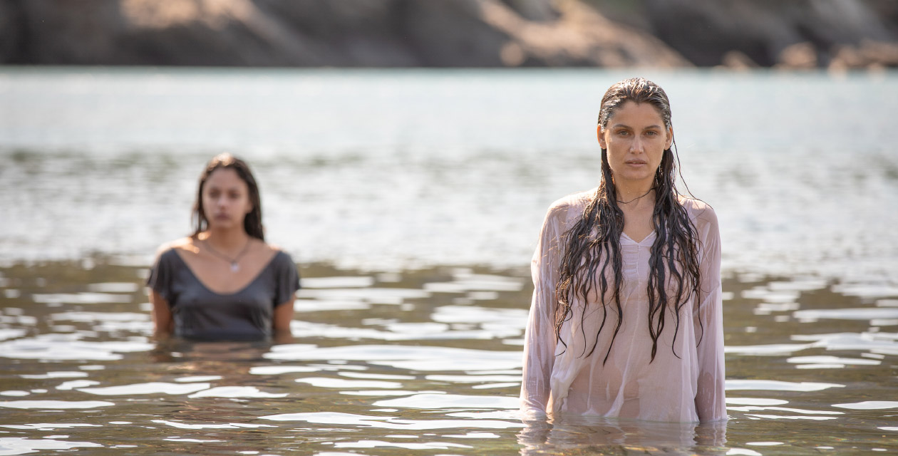 Laetitia Casta et Noée Abita arrivent en Corse ©Angela Rossi