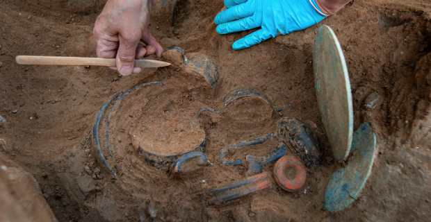 Le mobilier et les vases polychromes de la tombe étrusque découverte sur le site de Lamajone sur la commune d'Aleria en Corse. Crédit photo : Denis Gliksman, Inrap.