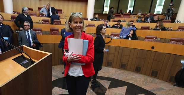 La préfète de la région Corse, Josiane Chevalier, dans l'hémicycle de l'Assemblée de Corse.