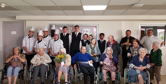 Les élèves du LP Finosello, leurs professeurs et les résidents