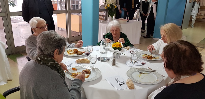 Les élèves du Finosello offrent un repas gastronomique aux résidents de l'hôpital Eugénie 