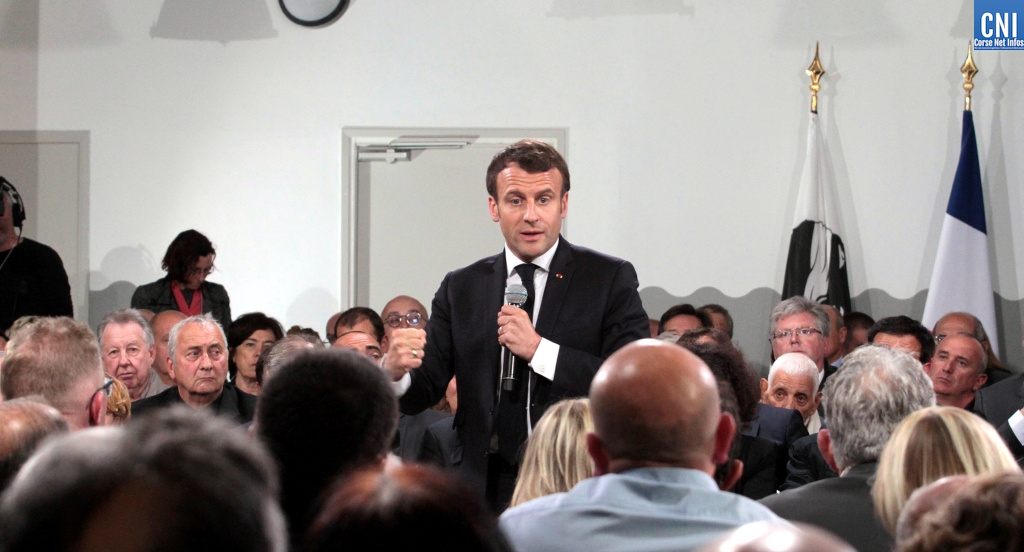 Le président Macron pendant le débat avec la Bandera en fond (Photo Michel Luccioni)
