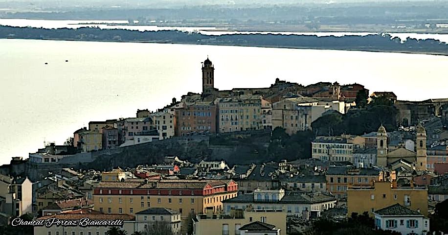 La photo du jour : Bastia blotti autour de Santa Maria et San Ghjuvà