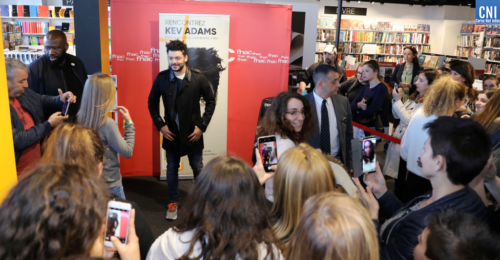 Selfies et dédicaces avec Kev Adams à la Fnac d'Ajaccio