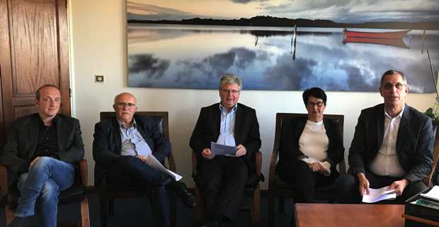 Le président de l'Association régionale des missions locales et maire de Bastia, Pierre Savelli, avec à sa gauche, les trois autres présidents des missions locales de Corse : le maire d'Aiacciu, Laurent Marcangeli, le maire de Ghisunaccia, Francis Guidici, et le maire de Portivecchju Georges Mela.