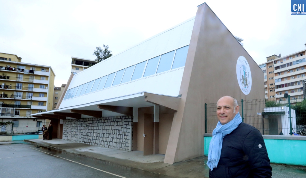Stéphane Vanucci devant le nouveau gymnase à L'école Saint Jean (Photo Michel Luccioni)