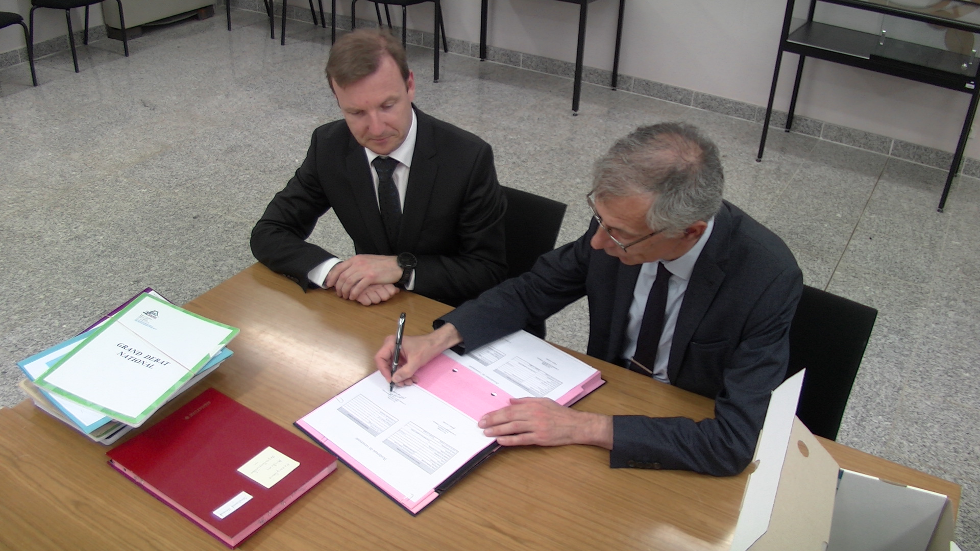 Frédéric Lavigne (à gauche) et Dominique Devaux ont signé mercredi le bordereau de versement aux archives de la Haute-Corse des 51 cahiers citoyens.