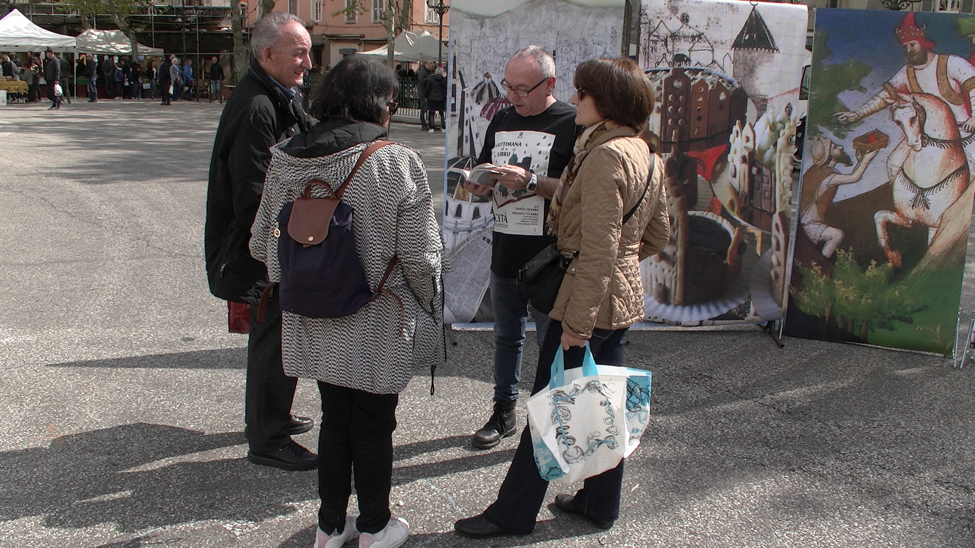 De sympathiques lectures sur la place du marché à Bastia