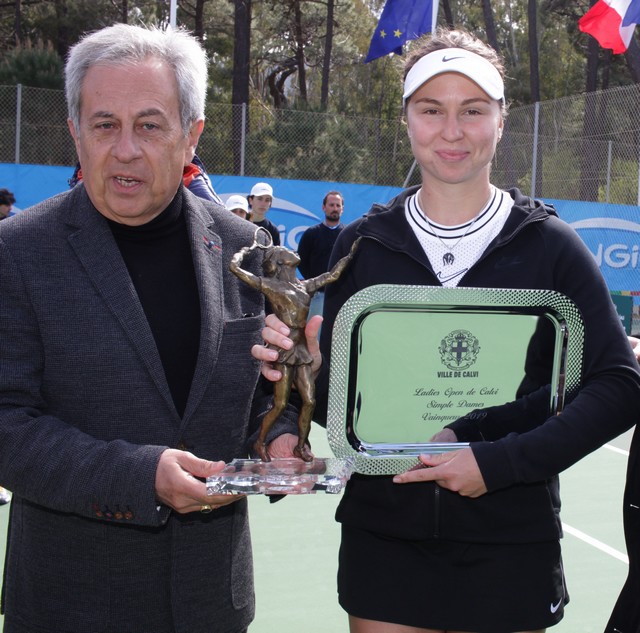 Anastasiya Komardina reçoit le trophée de la ville de Calvi par le Maire Ange Santini