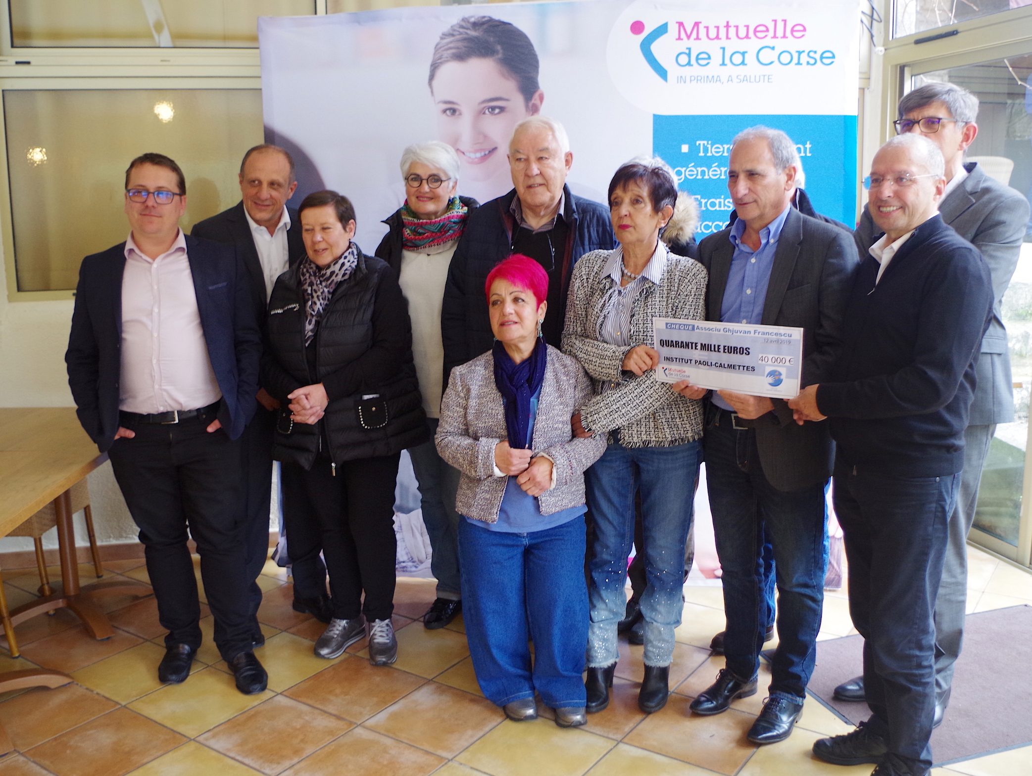 La remise du chèque à Patrice Viens, directeur général de l’Institut Paoli-Calmettes par Angèle Bernabei, présidente de l'Associu Ghjuvan Francescu et par François Vincensini, président de la  Mutuelle de la Corse