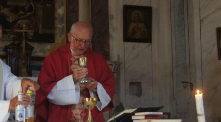 Père Piotr Swider : « Dans Notre-Dame incendiée, la croix de l’autel se dresse pour nous dire le vrai sens d’une église »