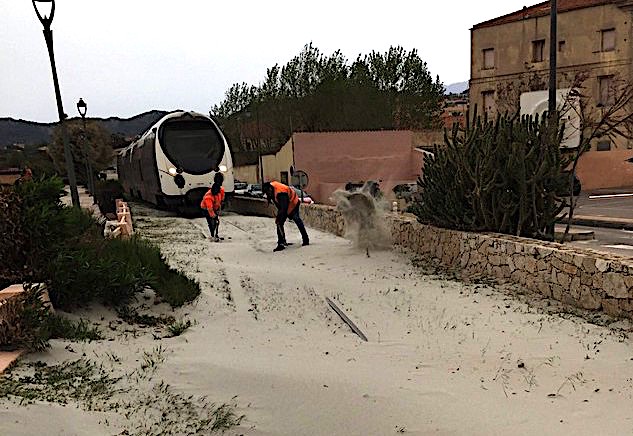 Il a fallu s'employer pour dégager la voie ferrée