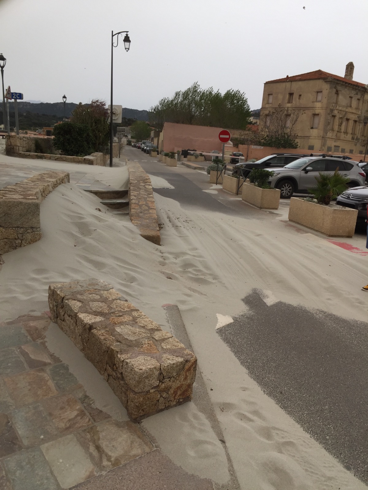 Le train stoppé par une...tempête de sable à l’Ile Rousse !