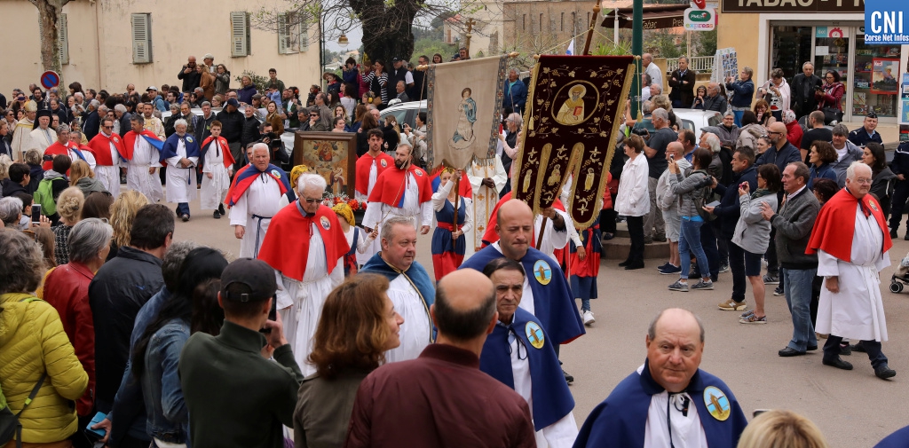 Début de la procession à Cargèse/ Photo Michel Luccioni