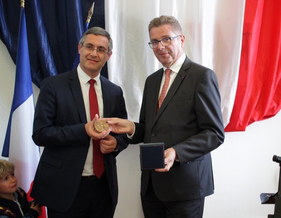 Jérôme Seguy (à gauche) reçoit la médaille préfectorale des mains du Préfet Gérard Gavory