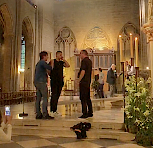 VIDÉO - Trois confrères de Monticellu chantent "Le Dio Vi Salvi Régina" à Notre Dame de Paris