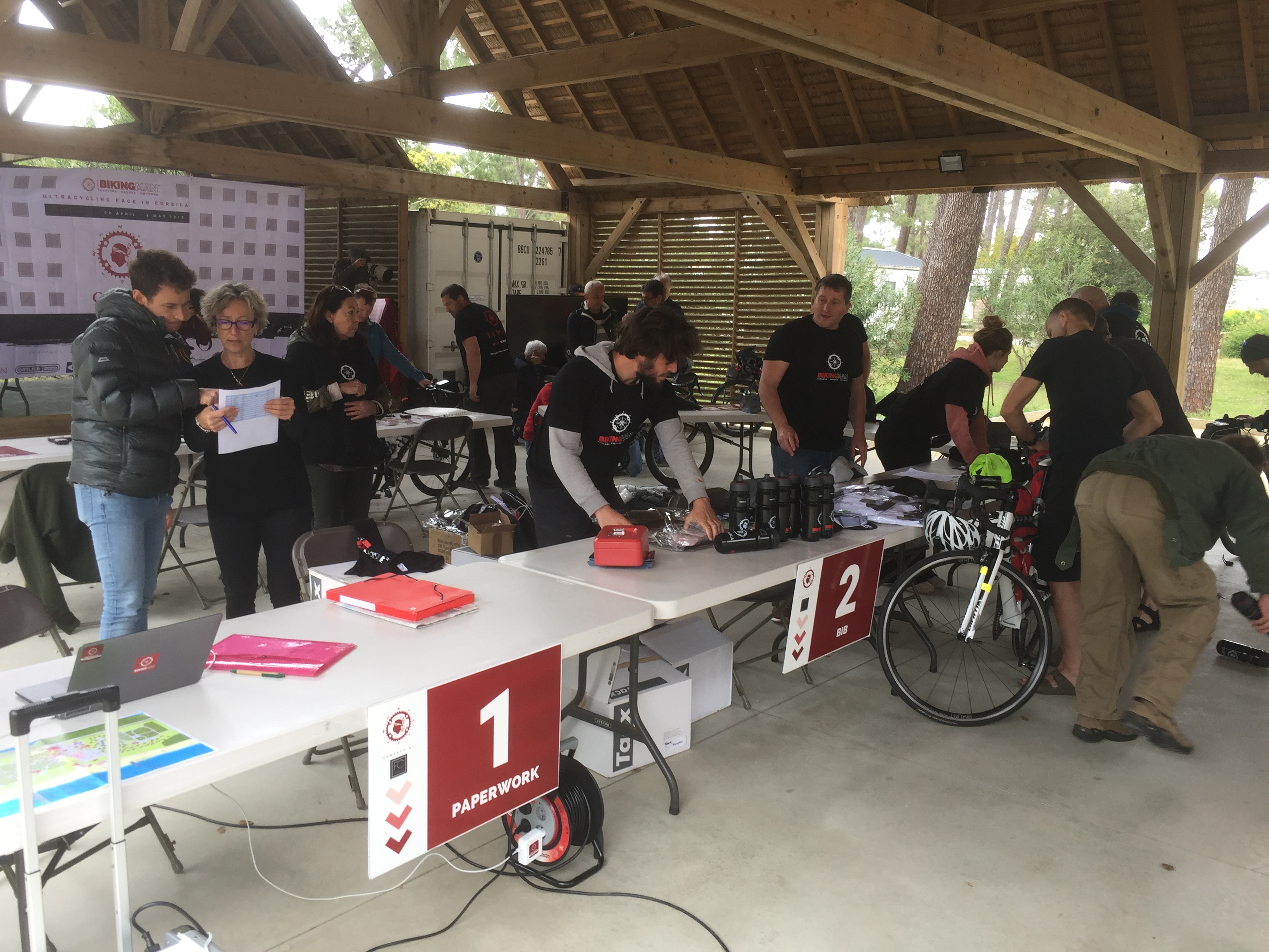 Axel Carion et toute son équipe lors du "cheeking" ce dimanche au camping San Damiano à Biguglia