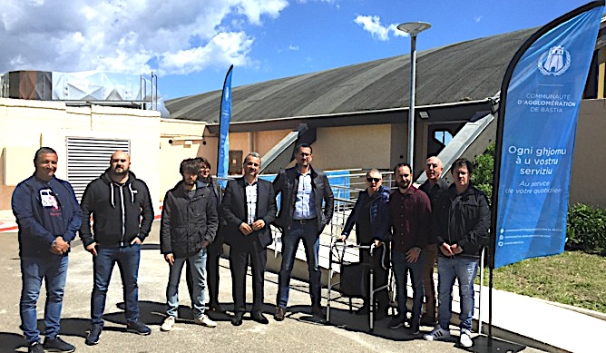 La CAB et l'APF ont présenté les aménagements réalisés à la piscine de la Carbonite permettant un accès facile aux bassins pour les personnes à mobilité réduite.